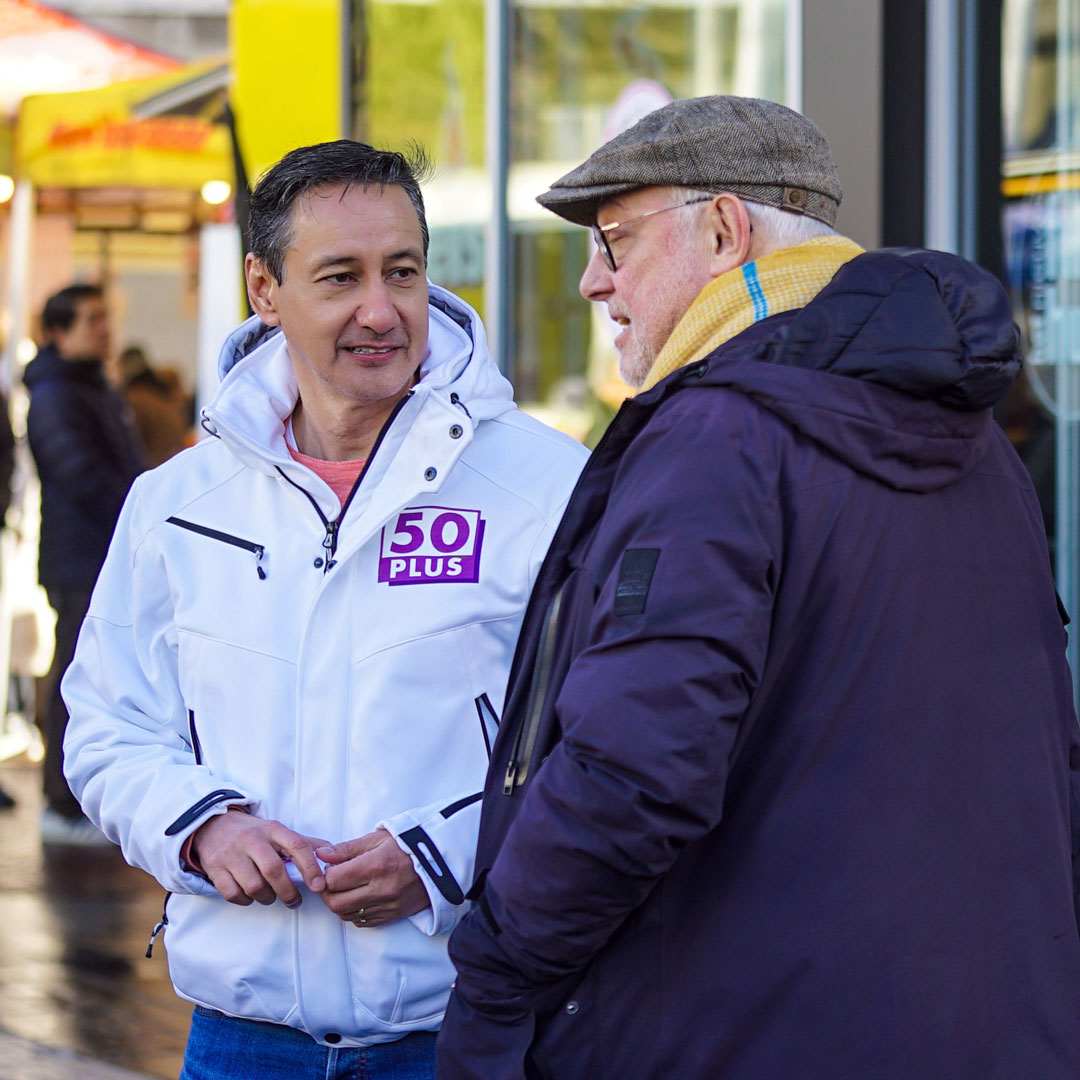 Kandidaat Paul Post op de markt in Almere in gesprek met een 50 plusser