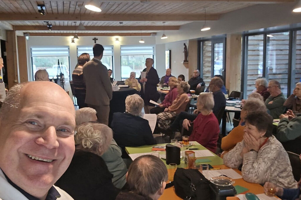 Selfie van Marc van Rooij bij KBO Almere, met een aantal gasten op de achtergrond